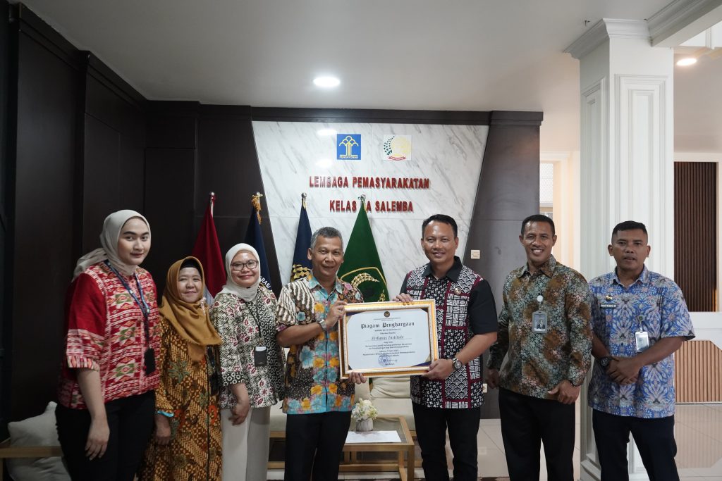 Perbanas menerima sertifikat penghargaan dari Kementerian Imigrasi dan Pemasyarakatan RI