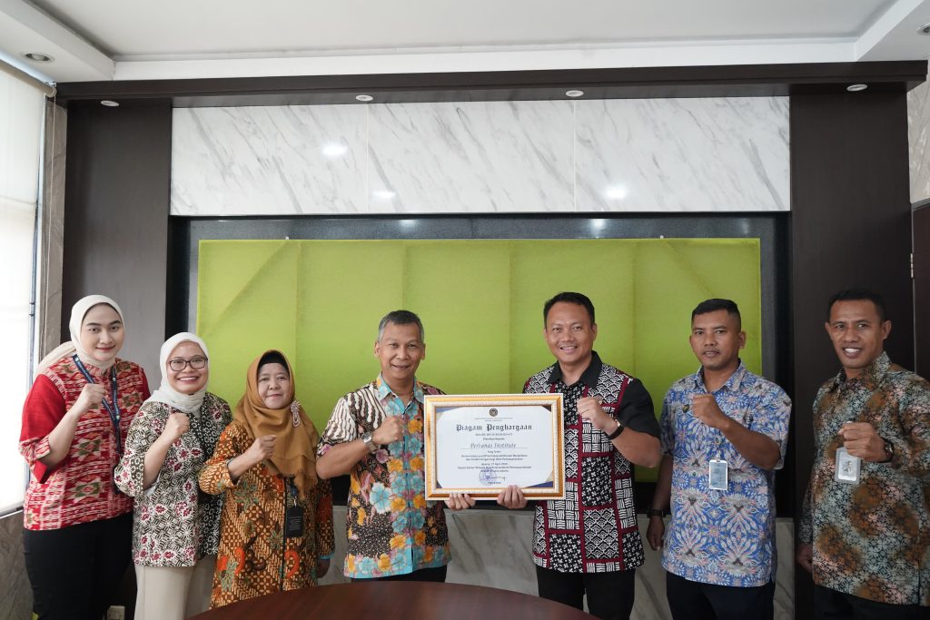 Perbanas Institute menerima sertifikat penghargaan dari Kementerian Imigrasi dan Pemsyarakatan RI